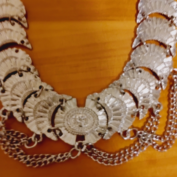 Elegant Silver Necklace with Chain Detailing - Picture 3 of 3